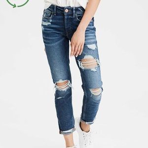 like new! AE distressed tomgirl jeans, size 0
